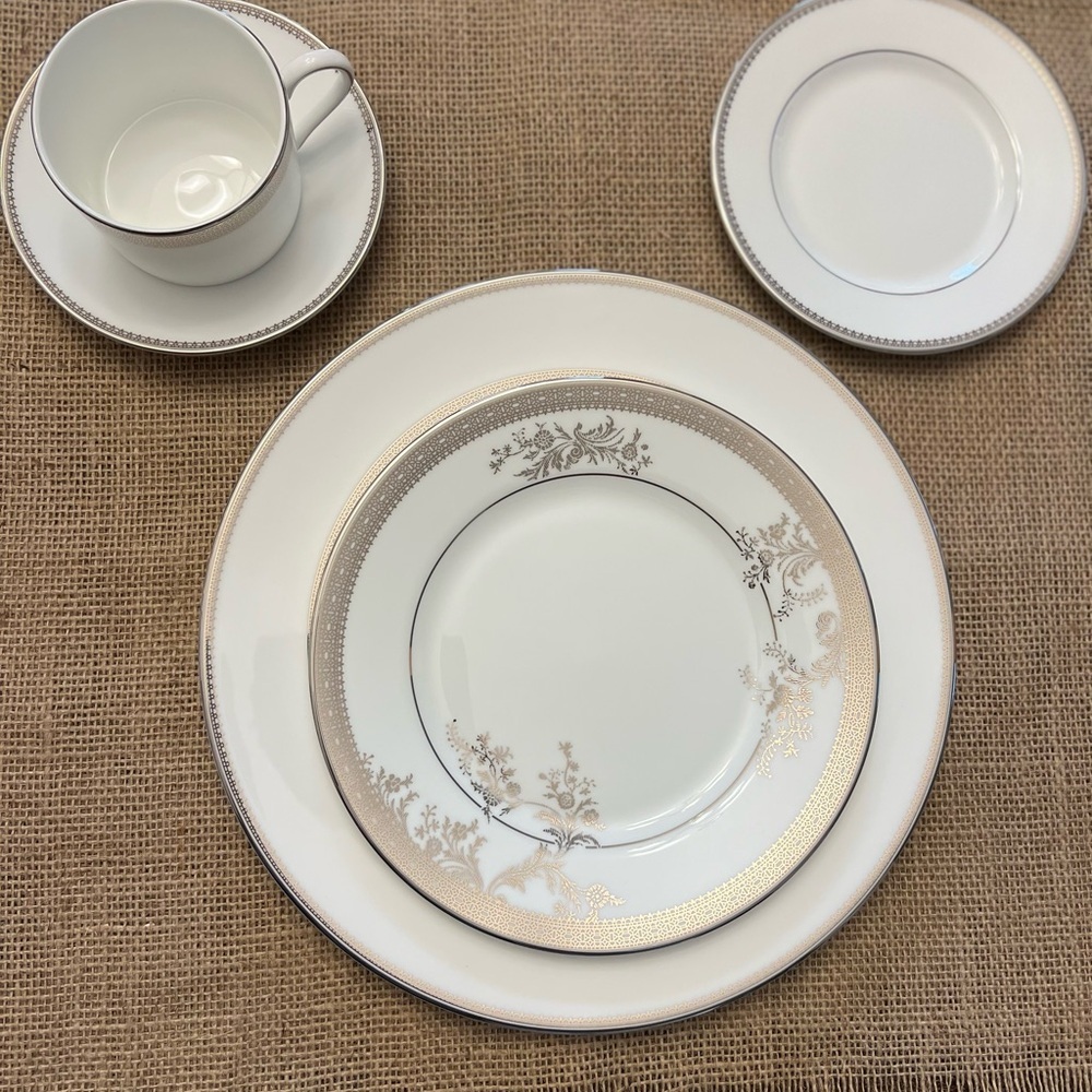 Vera Wang Vera Lace Wedgewood 5PCE China set - Picture 3 of 11